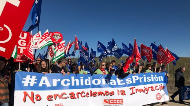 Manifestantes a las puertas del centro penitenciario de Archidona (Málaga), este martes.