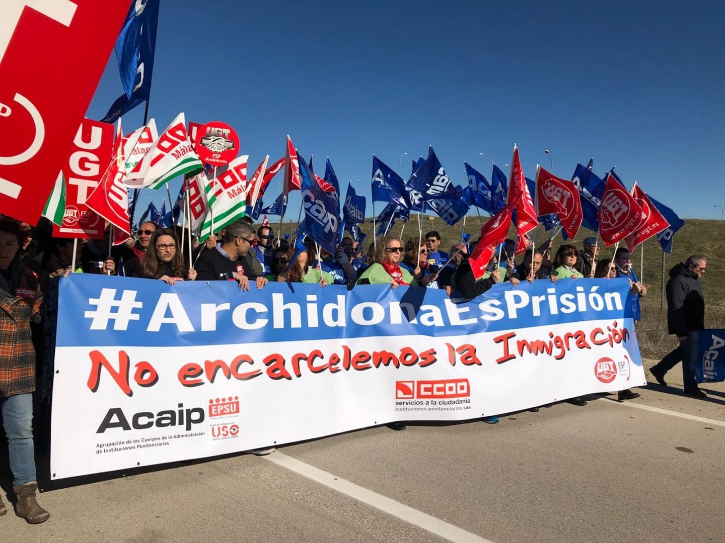 Manifestantes a las puertas del centro penitenciario de Archidona (Málaga), este martes.