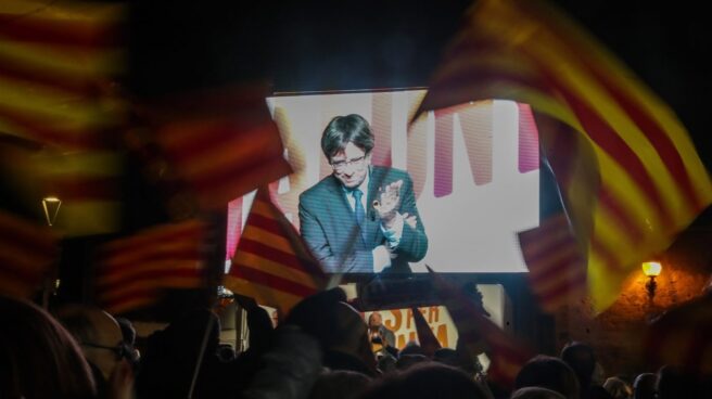 Carles Puigdemont participa por videoconferencia en el mitin de cierre de campaña.