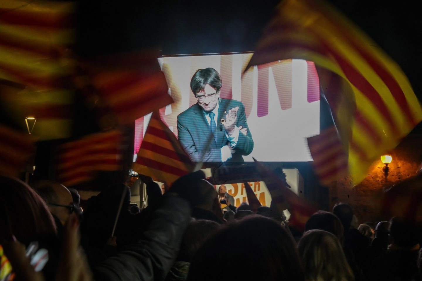 Carles Puigdemont participa por videoconferencia en el mitin de cierre de campaña.