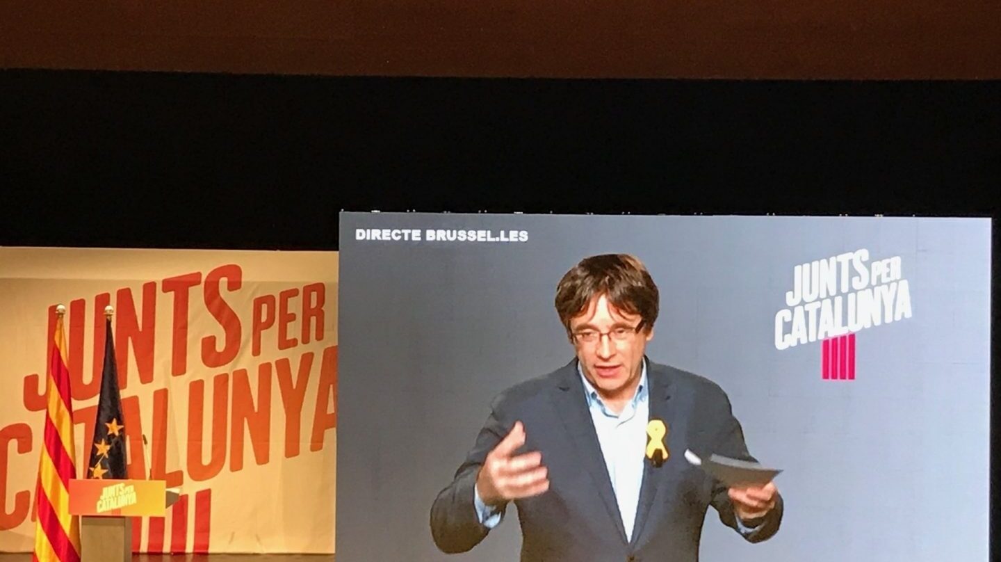 Puigdemont interviene por videoconferencia en un mítin de Junts per Catalunya.