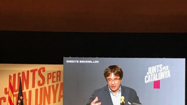 Puigdemont interviene por videoconferencia en un mítin de Junts per Catalunya.