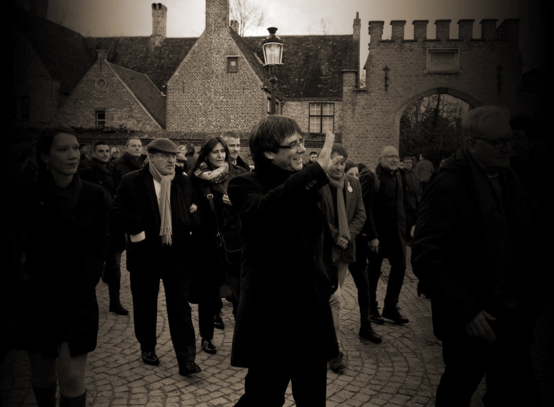 Carles Puigdemont y candidatos de la lista Junts per Catalunya, recorriendo días atrás el centro histórico de Brujas (Bélgica).