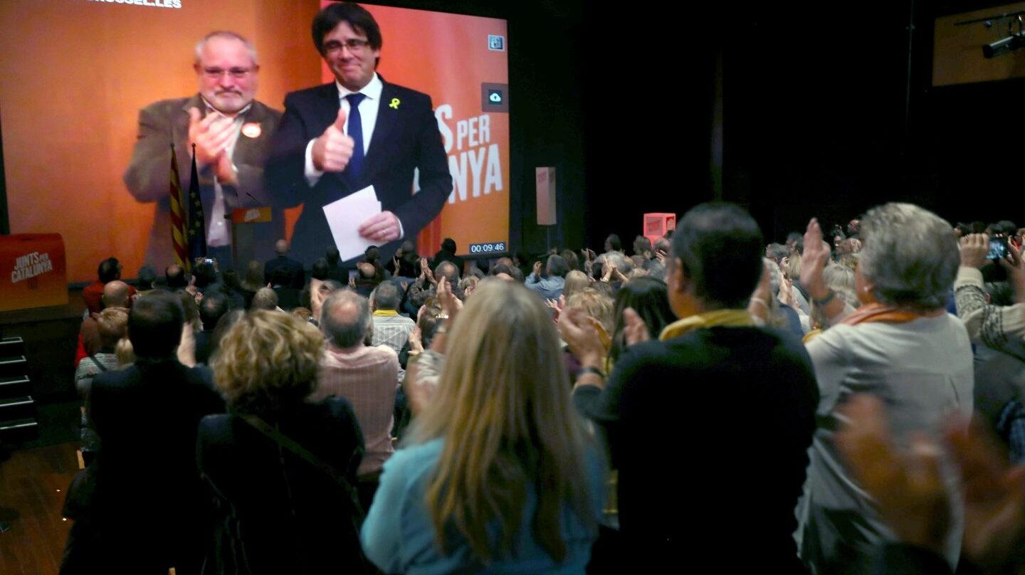 Carles Puigdemont interviene desde Bruselas en un acto de campaña de Junts per Catalunya.