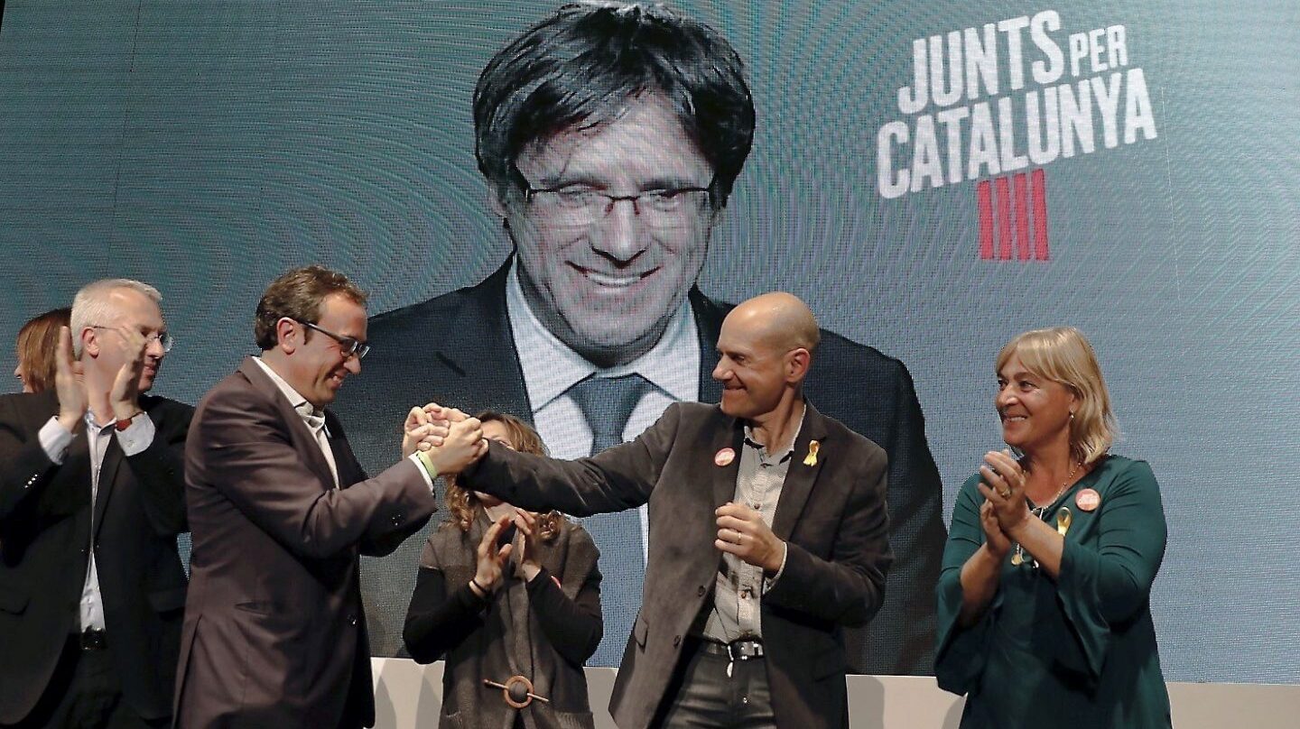 Carles Puigdemont interviene por videoconferencia en un mítin de campaña.