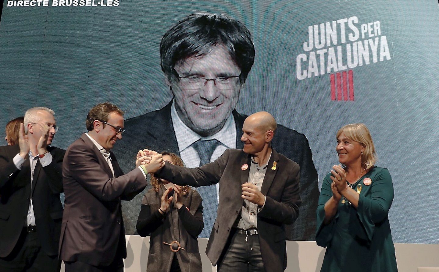 Carles Puigdemont interviene por videoconferencia en un mítin de campaña.