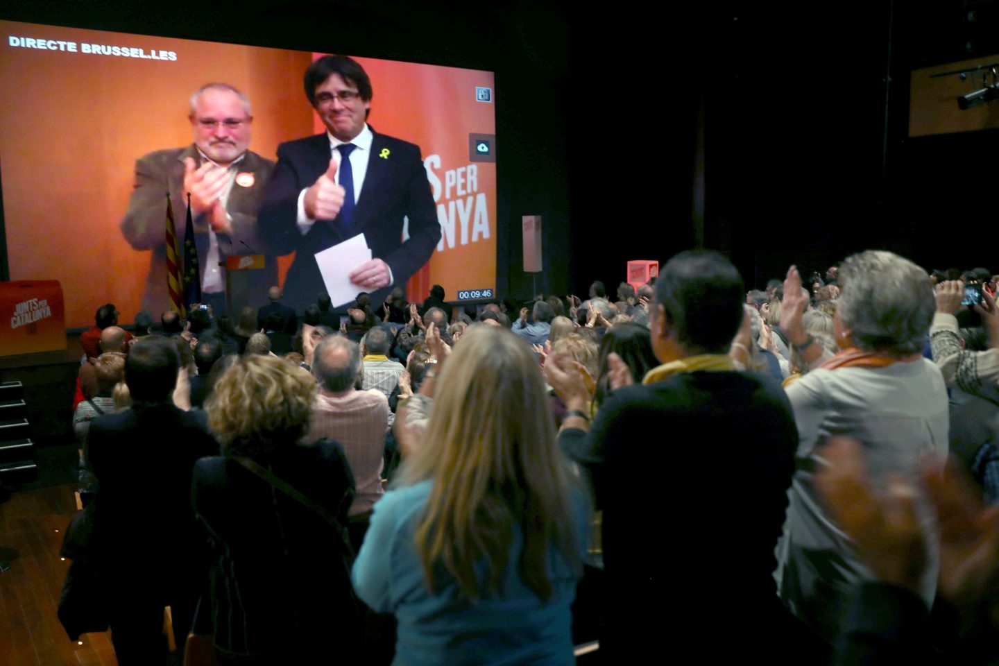 Carles Puigdemont interviene desde Bruselas en un acto de campaña de Junts per Catalunya.