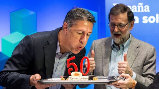Xavier García Albiol sopla las velas del pastel de su 50 aniversario acompañado de Mariano Rajoy.