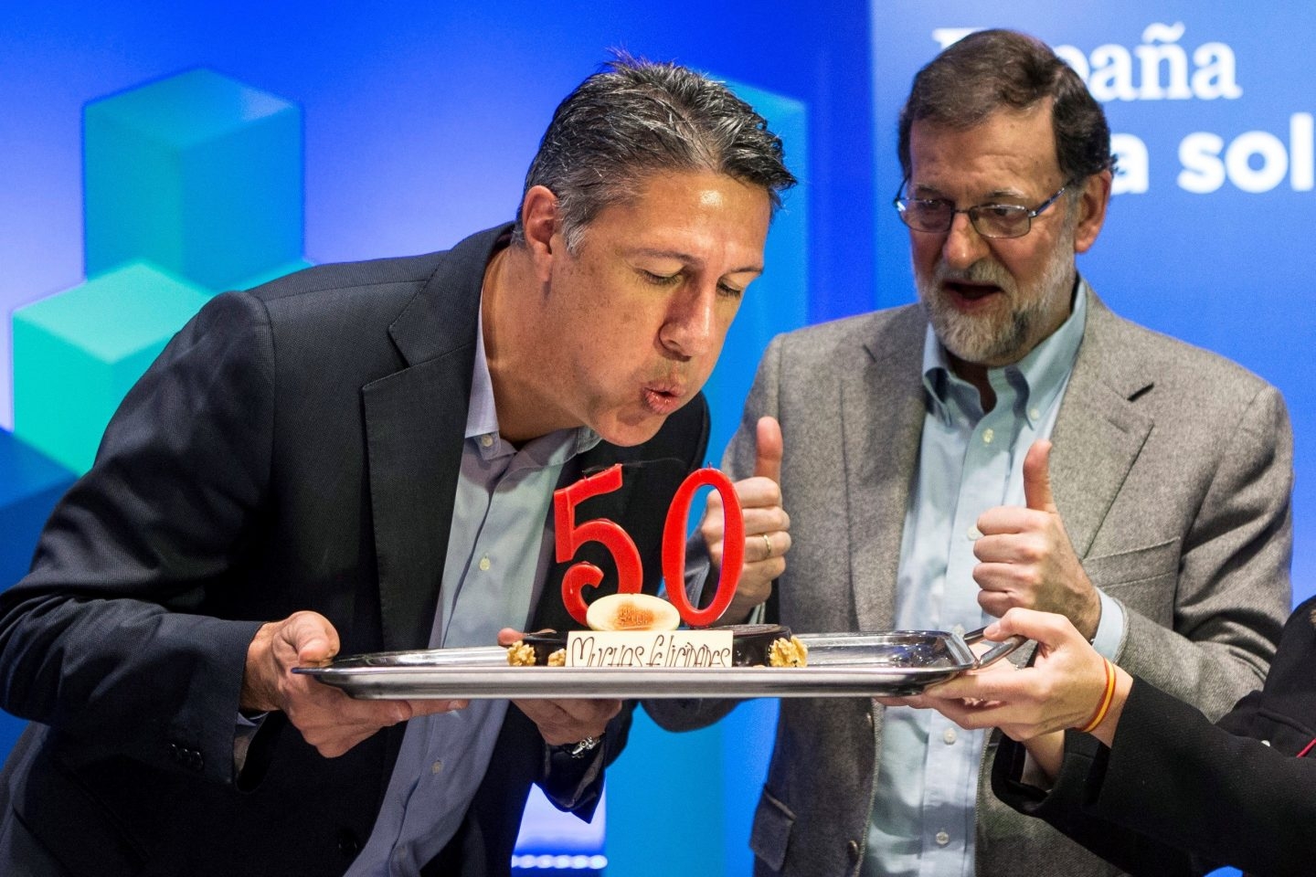 Xavier García Albiol sopla las velas del pastel de su 50 aniversario acompañado de Mariano Rajoy.