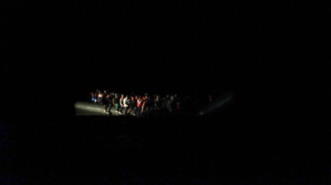 Una patera en cargada de migrantes, en mitad del mar