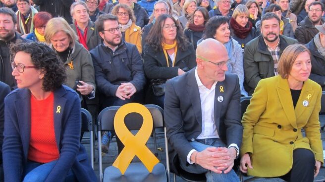 VOX vuelve a pedir al juez que encarcele a Forcadell por no renunciar a la secesión Carme Forcadell (derecha), en un mitin de ERC celebrado el pasado sábado junto a Marta Rovira y Raül Romeva.