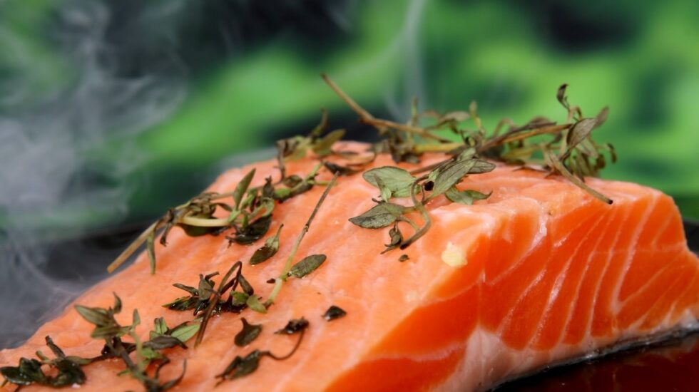 El salmón salvaje tiene más omega 3 porque se alimenta básicamente de krill, un pequeño molusco.
