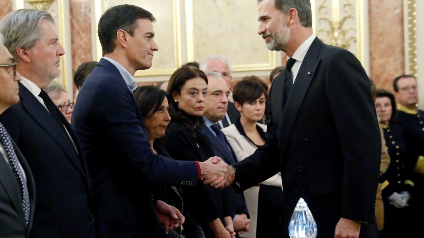 Pedro Sánchez saluda al Rey Felipe, en la capilla ardiente de Manuel Marín.