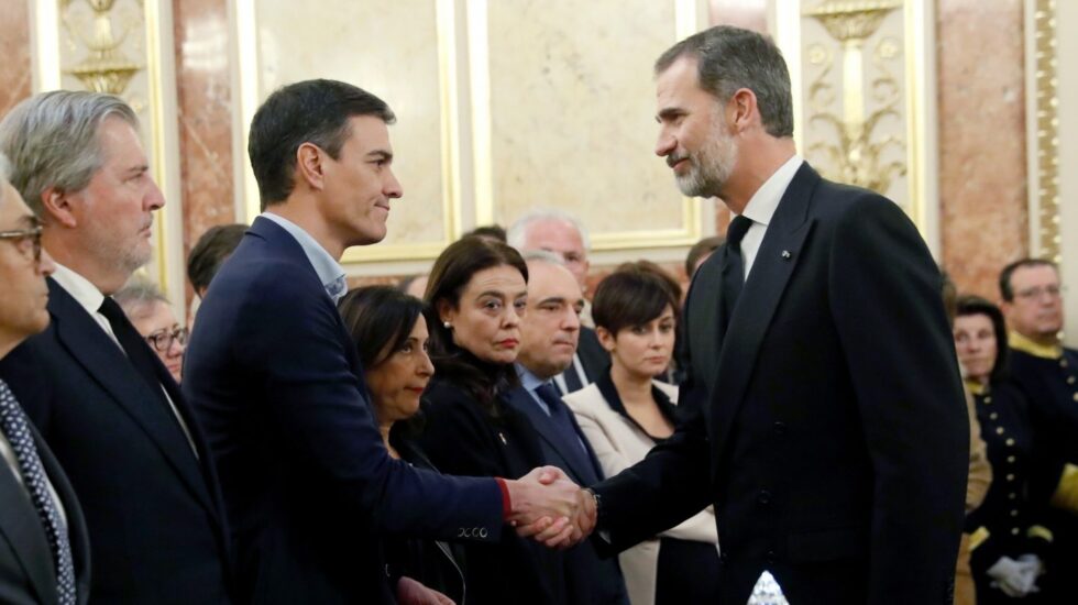 Pedro Sánchez saluda al Rey Felipe, en la capilla ardiente de Manuel Marín.