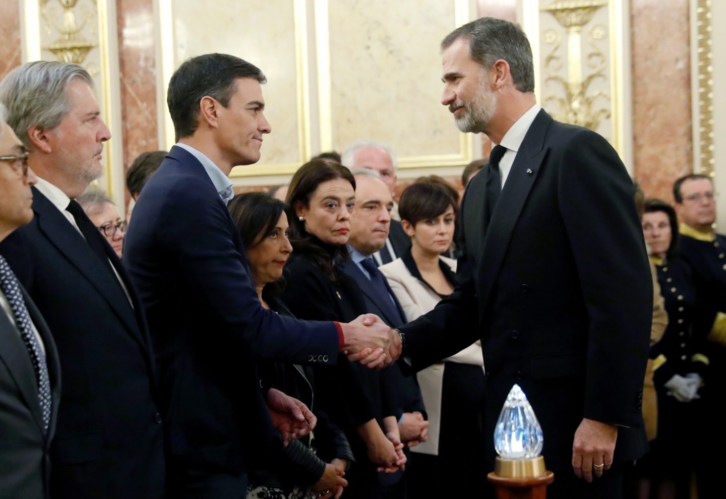 Pedro Sánchez saluda al Rey Felipe, en la capilla ardiente de Manuel Marín.