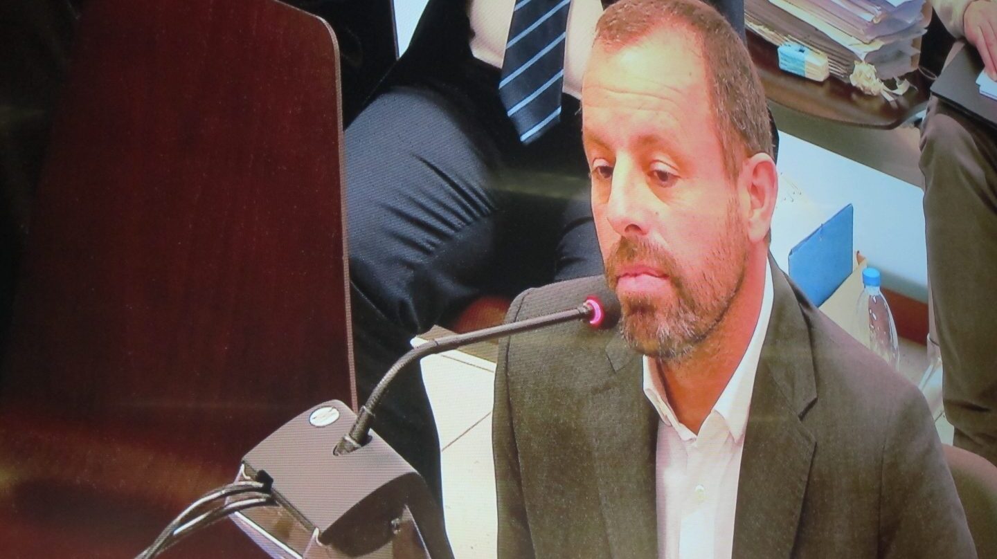 Sandro Rosell, en el banquillo.