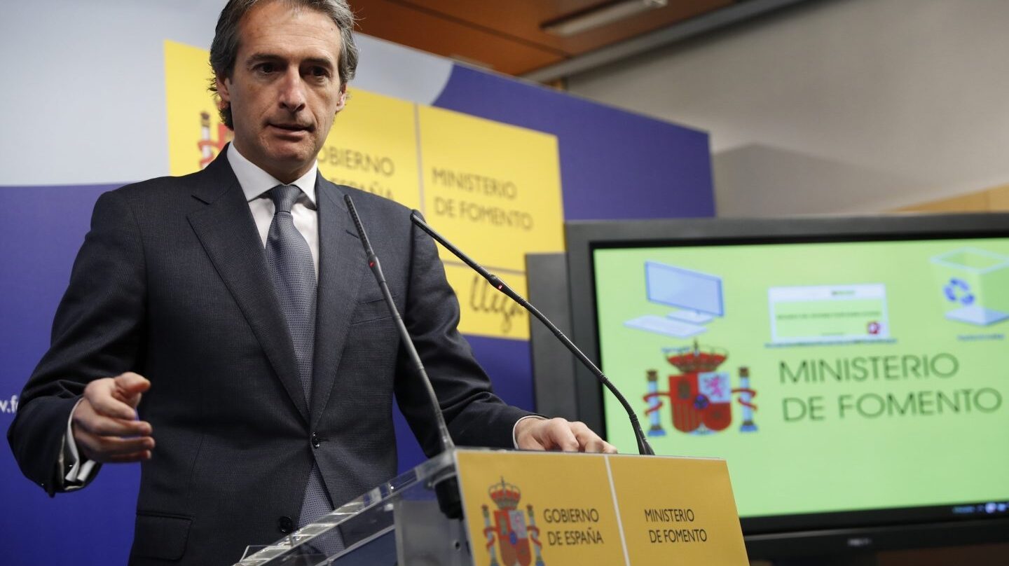 El Gobierno exige a Atlantia que solicite autorización para comprar Abertis.