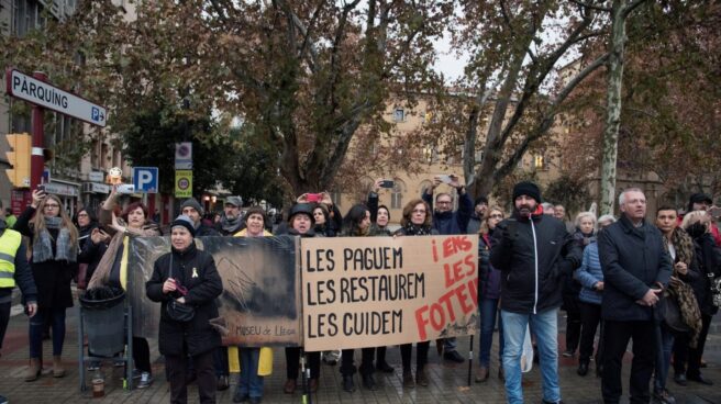 Un grupo de ciudadanos protesta por la devolución de los bienes de Sijena.