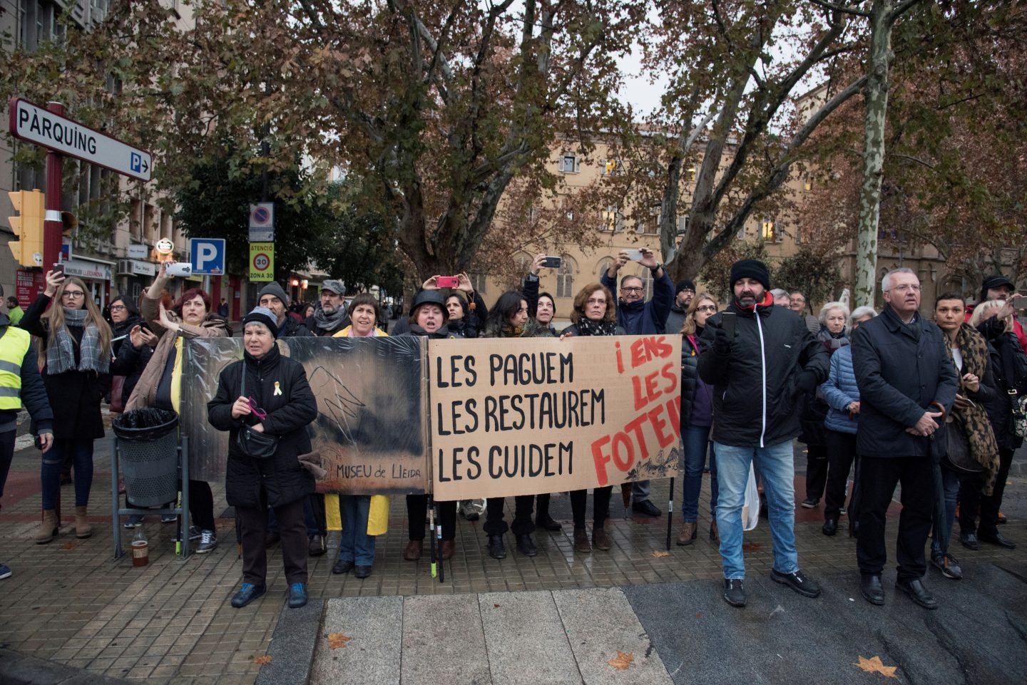 Un grupo de ciudadanos protesta por la devolución de los bienes de Sijena.