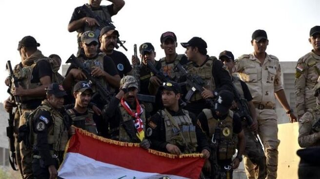 Soldados del ejército iraquí celebran la liberación de Mosul.