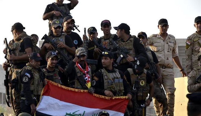 Soldados del ejército iraquí celebran la liberación de Mosul.