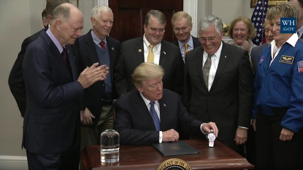 Trump en la firma de la Directiva de Política Espacial 1