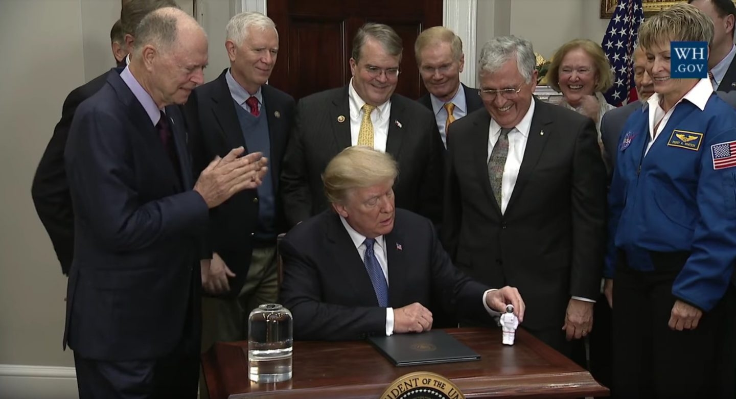 Trump en la firma de la Directiva de Política Espacial 1