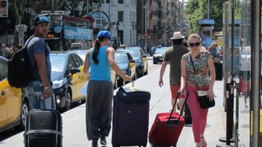 Los pisos turísticos arrebatan a los hoteles más de la mitad de los turistas en las grandes ciudades de España