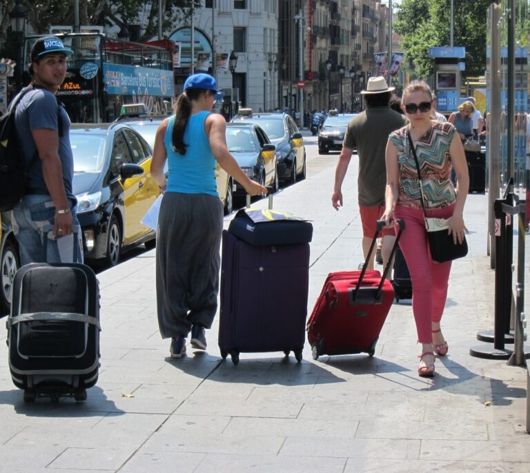 Los pisos turísticos arrebatan a los hoteles más de la mitad de los turistas en las grandes ciudades de España