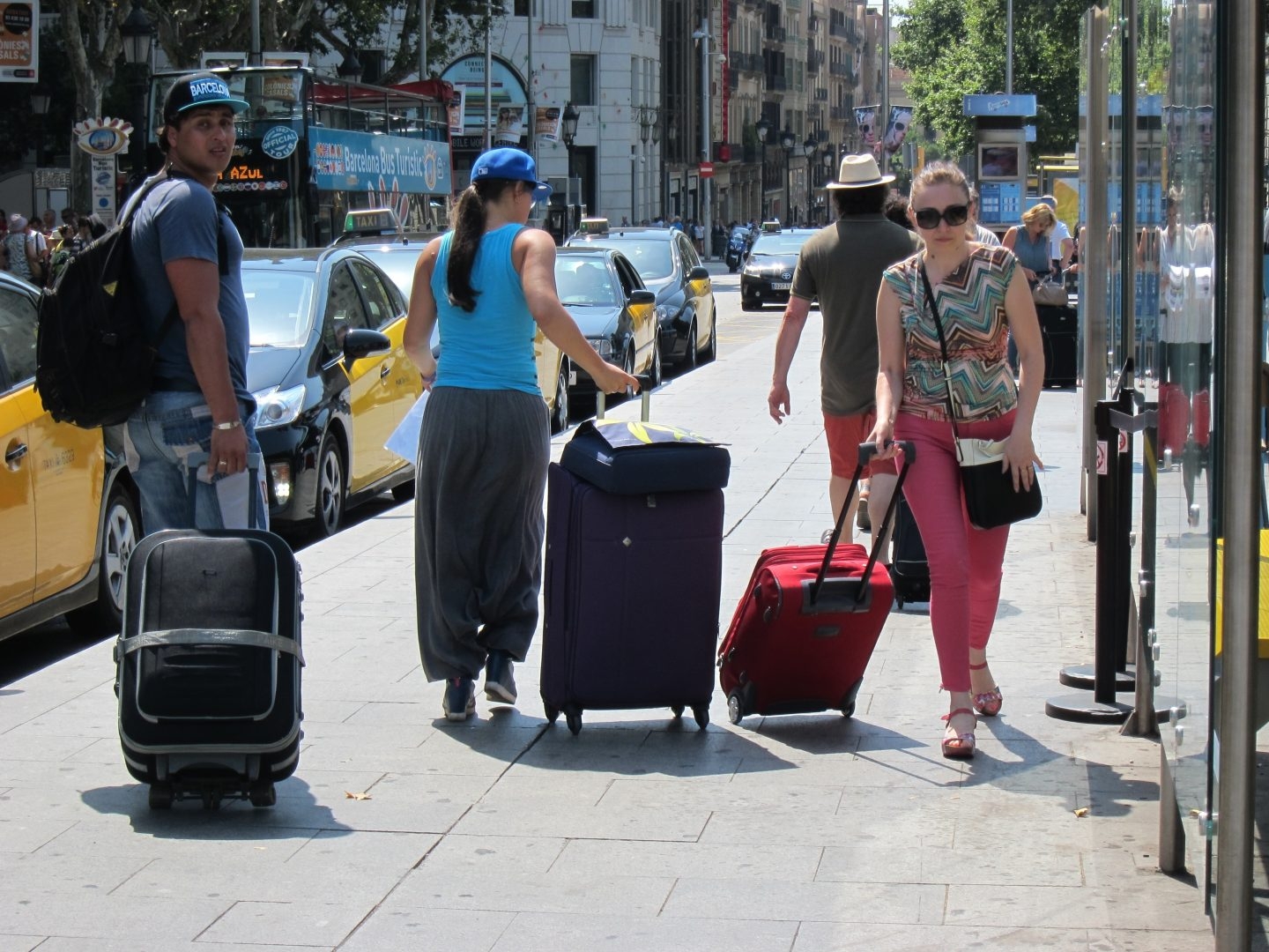 Turistas en una calle de Barcelona.