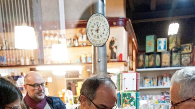 El juez del Supremo ordena a la Policía que no expida pasaporte al ex 'conseller' Turull El ex 'conseller' de Presidencia de la Generalitat Jordi Turull, en la visita al comercio de los padres de Puigdemont.