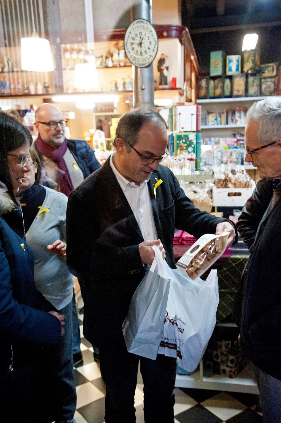 El ex 'conseller' de Presidencia de la Generalitat Jordi Turull, en la visita al comercio de los padres de Puigdemont.