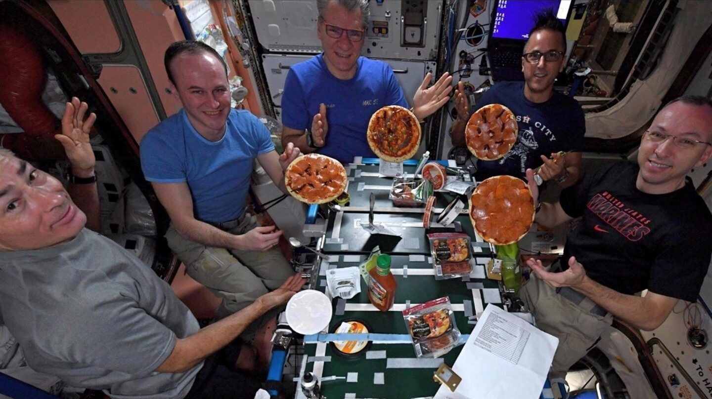 una pizza en la Estación Espacial Internacional.