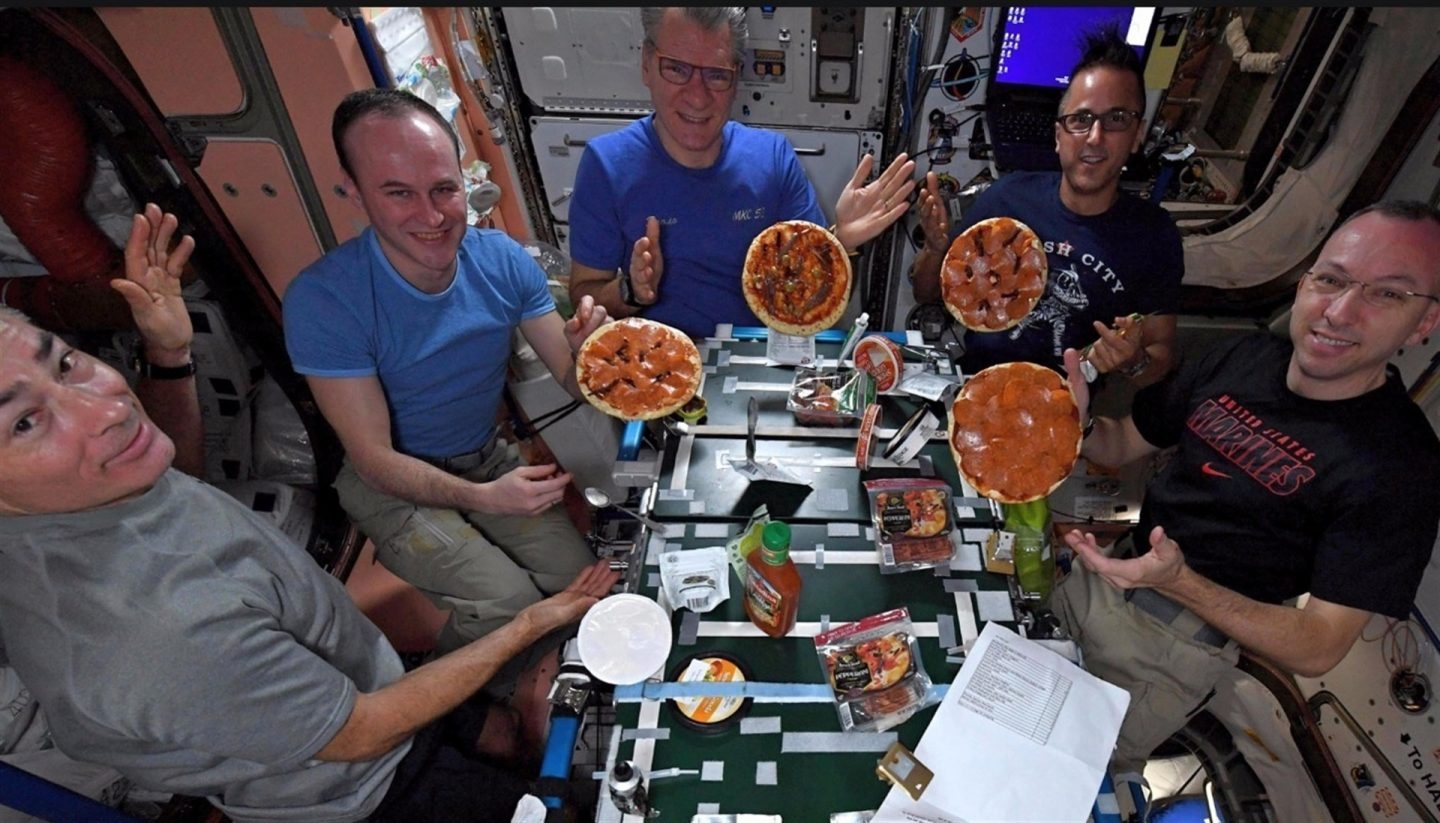 una pizza en la Estación Espacial Internacional.