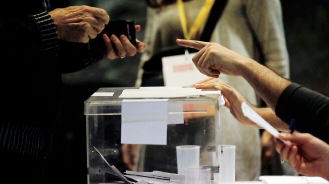 Una persona se acredita para votar en el colegio electoral de Ciutat Vella de Barcelona.