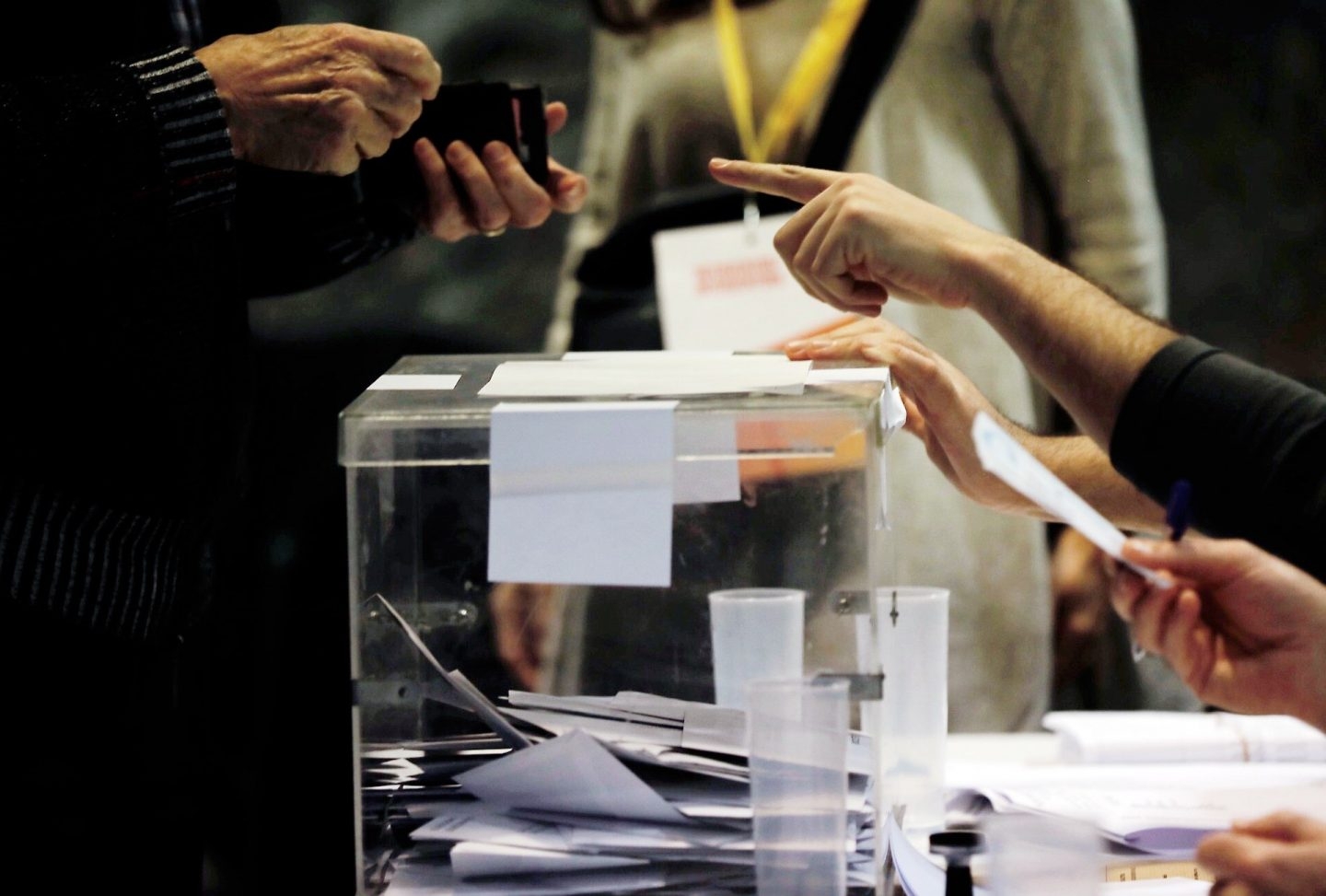 Una persona se acredita para votar en el colegio electoral de Ciutat Vella de Barcelona.