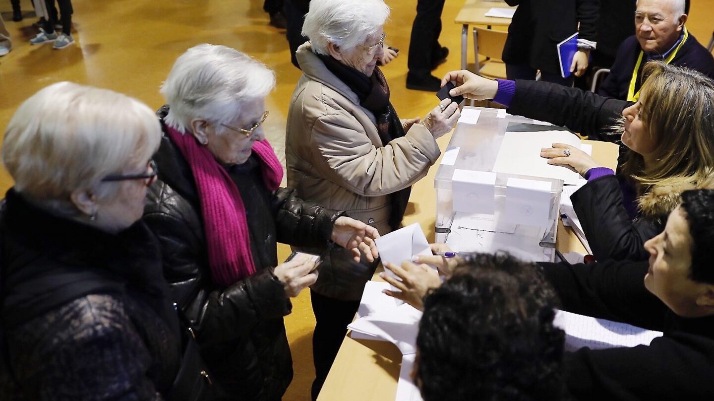 Tres hermanas ancianas acuden juntas a votar en la Escola Pere IV de la ciudad condal, más de cinco millones y medio de catalanes están llamados a las urnas en esta jornada de elecciones autonómicas