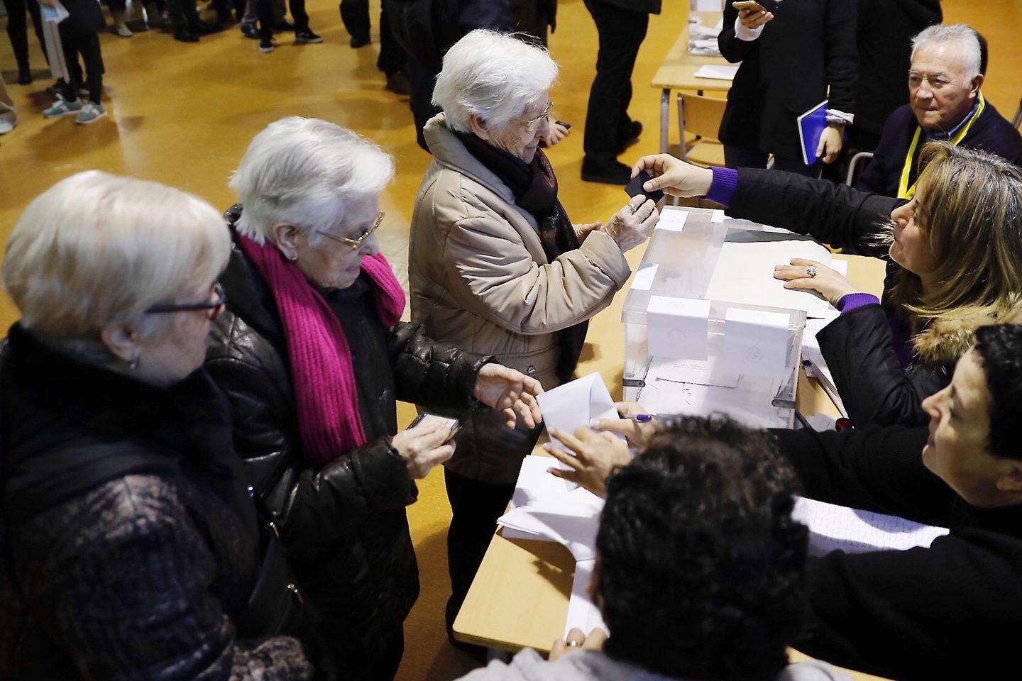 Tres hermanas ancianas acuden juntas a votar en la Escola Pere IV de la ciudad condal, más de cinco millones y medio de catalanes están llamados a las urnas en esta jornada de elecciones autonómicas