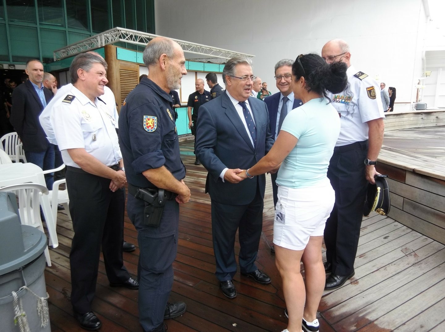 Zoido, durante su visita a uno de los barcos en los que se alojan los policías nacionales desplazados a Cataluña.