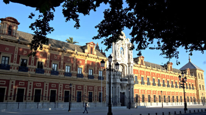 Fachada del Palacio de San Telmo en Sevilla, sede de la Junta de Andalucía. Las CCAA engordan sus plantillas con 60.000 nuevos empleos públicos en 2017.