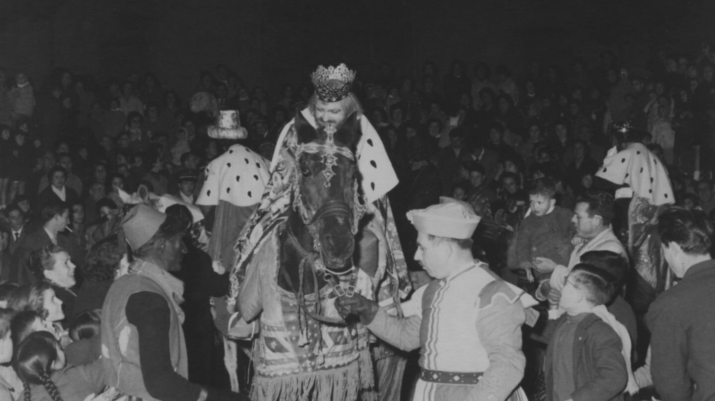 1961 Cabalgata Cabalgata de los Reyes Magos de Alcoy de 1961, por entonces organizada por el Frente de Juventudes y la Delegación local del Movimiento.