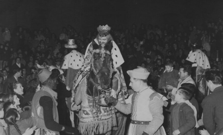 1961 Cabalgata Cabalgata de los Reyes Magos de Alcoy de 1961, por entonces organizada por el Frente de Juventudes y la Delegación local del Movimiento.