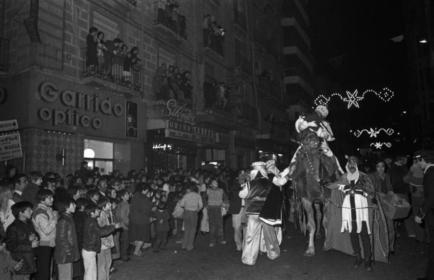 Cabalgata de Reyes Magos de Alcoy de 1981, pocos años antes que su organización fuera asumida por el Ayuntamiento. Fotografía de Paco Grau.