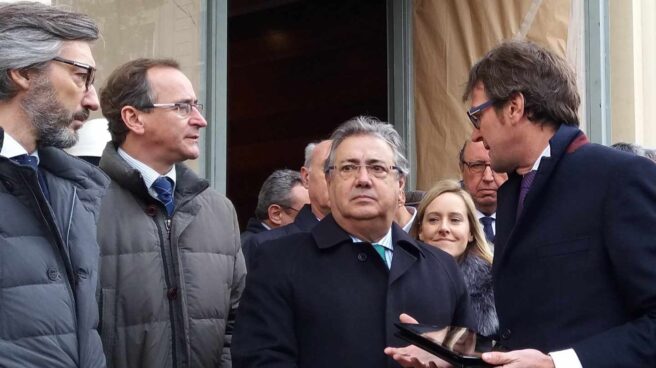 El ministro del Interior, Juan Ignacio Zoido, junto al alcalde de Vitoria, Gorka Urtaran y cargos del PP durante su visita al Centro memorial de Víctimas.