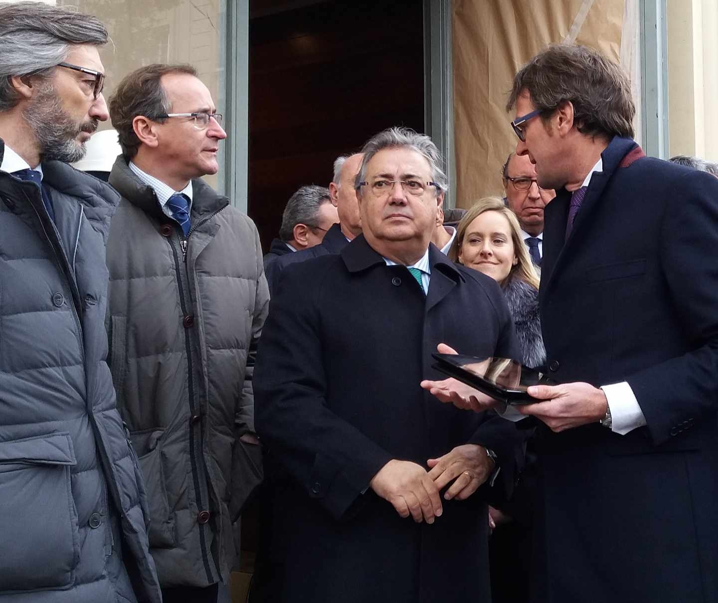 El ministro del Interior, Juan Ignacio Zoido, junto al alcalde de Vitoria, Gorka Urtaran y cargos del PP durante su visita al Centro memorial de Víctimas.