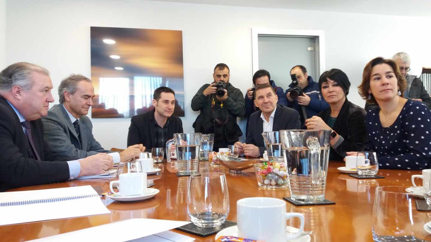 La delegación de EH Bildu encabezada por Arnaldo Otegi durante su reunión con Confebask.
