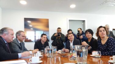Otegi estrecha la mano a los empresarios vascos... sin aludir a ETA
