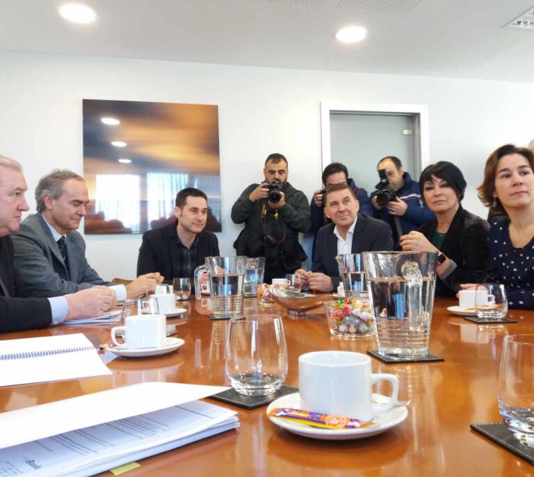 Otegi estrecha la mano a los empresarios vascos... sin aludir a ETA