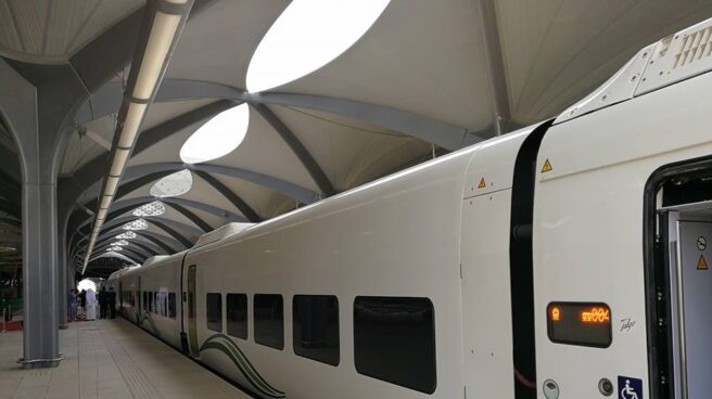 Tren construido por Talgo en una de las cinco estaciones saudíes de alta velocidad.