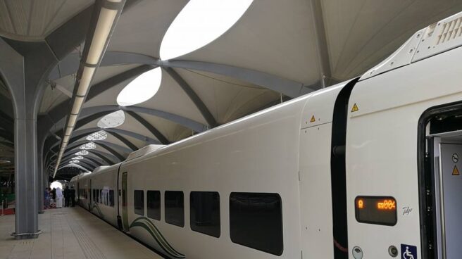 Tren construido por Talgo en una de las cinco estaciones saudíes de alta velocidad. Tren construido por Talgo en una de las cinco estaciones saudíes de alta velocidad.